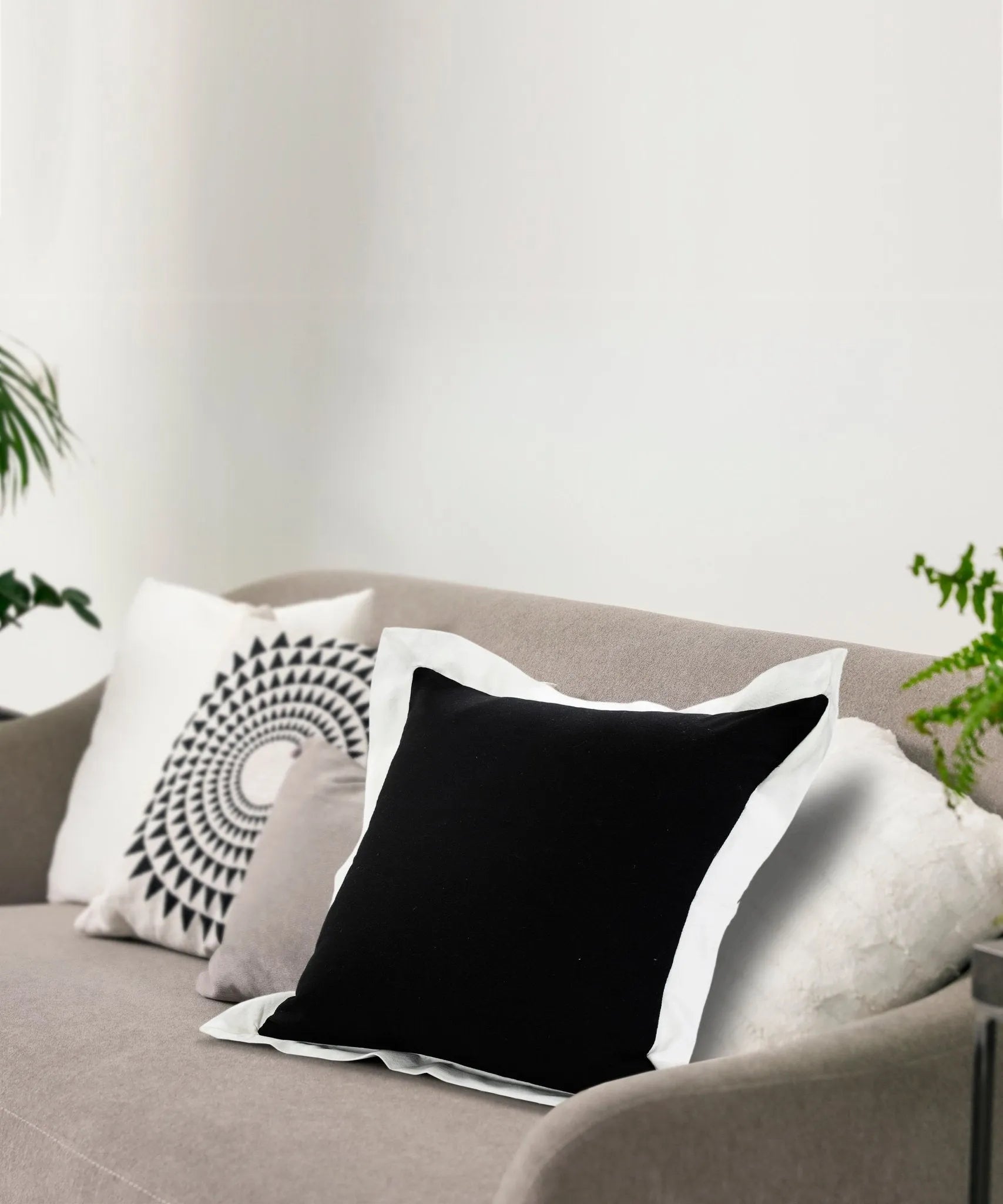 Empire Lr07728 Black/White Pillow - Baconco