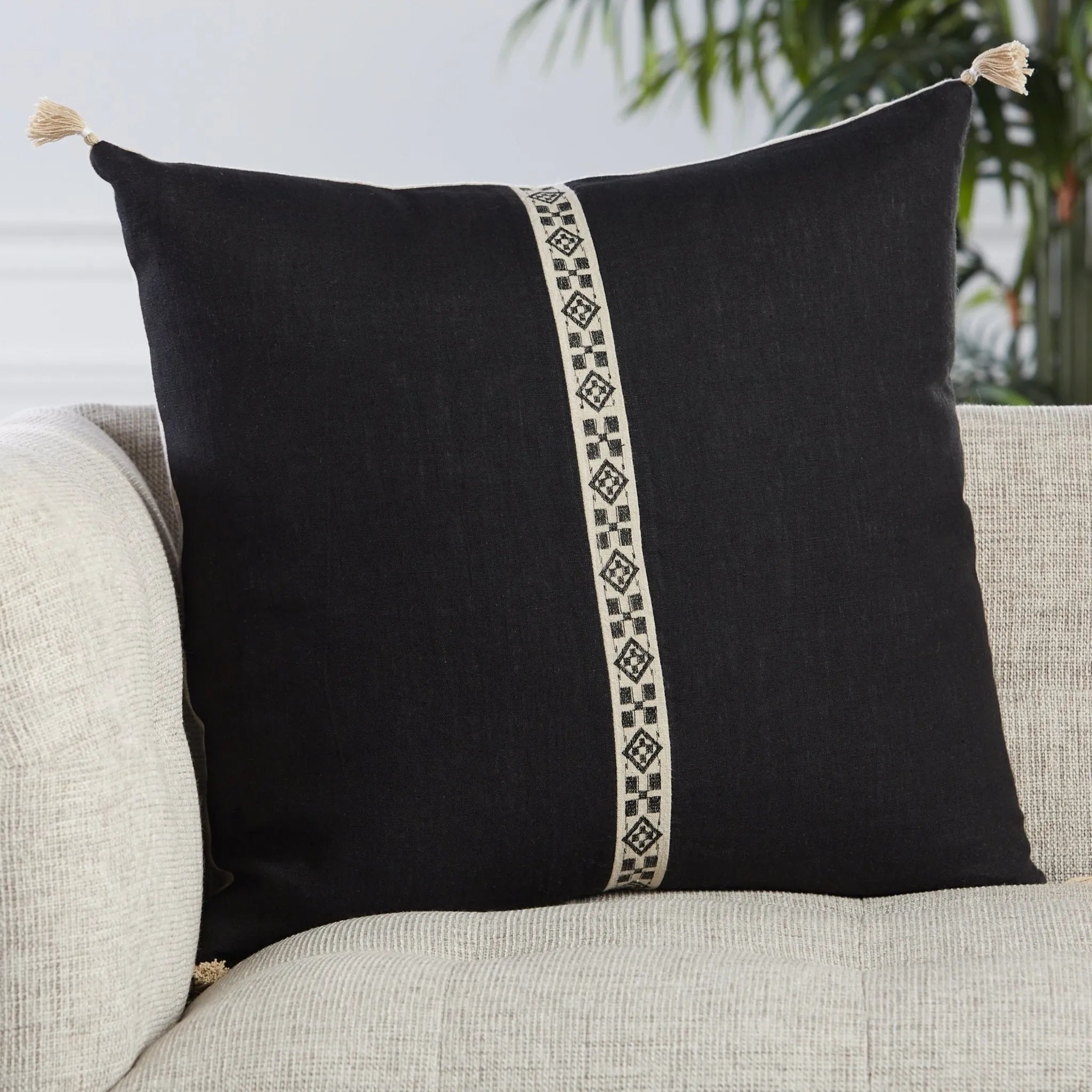 Taiga Tga02 Loma Black/Ivory Pillow - Baconco