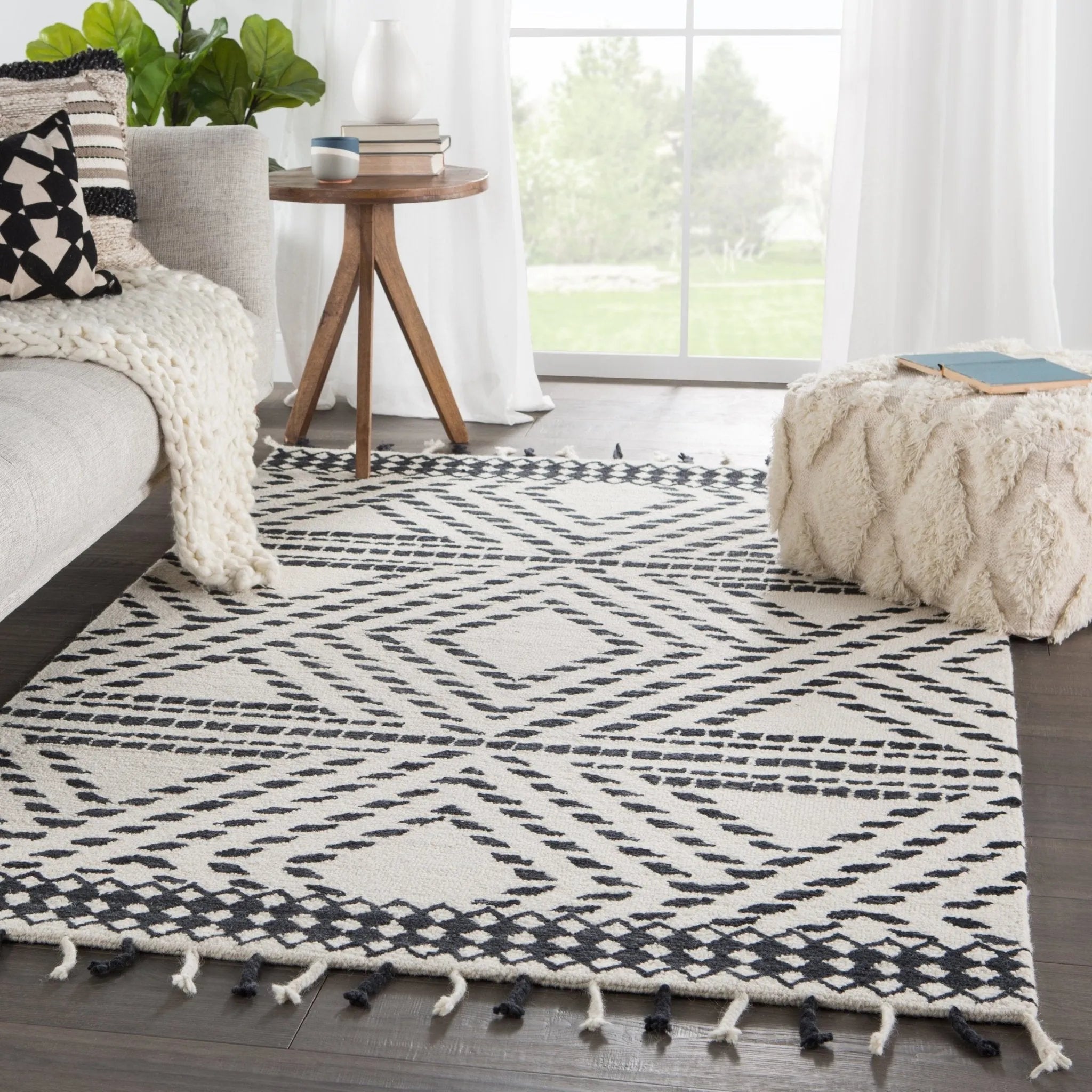 Vera By Nikki Chu VNK04 Roka Ivory/Black Rug - Baconco