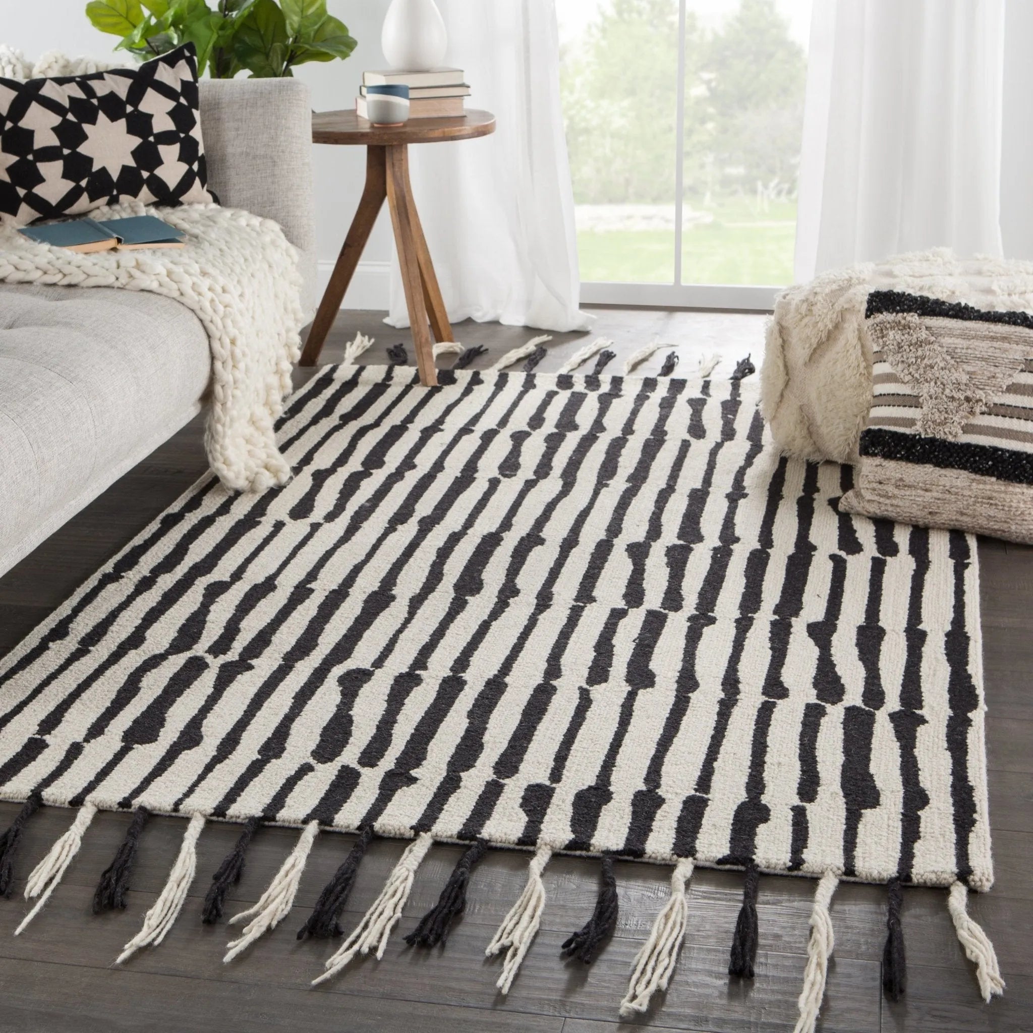 Vera By Nikki Chu VNK08 Saville Black/Ivory Rug - Baconco