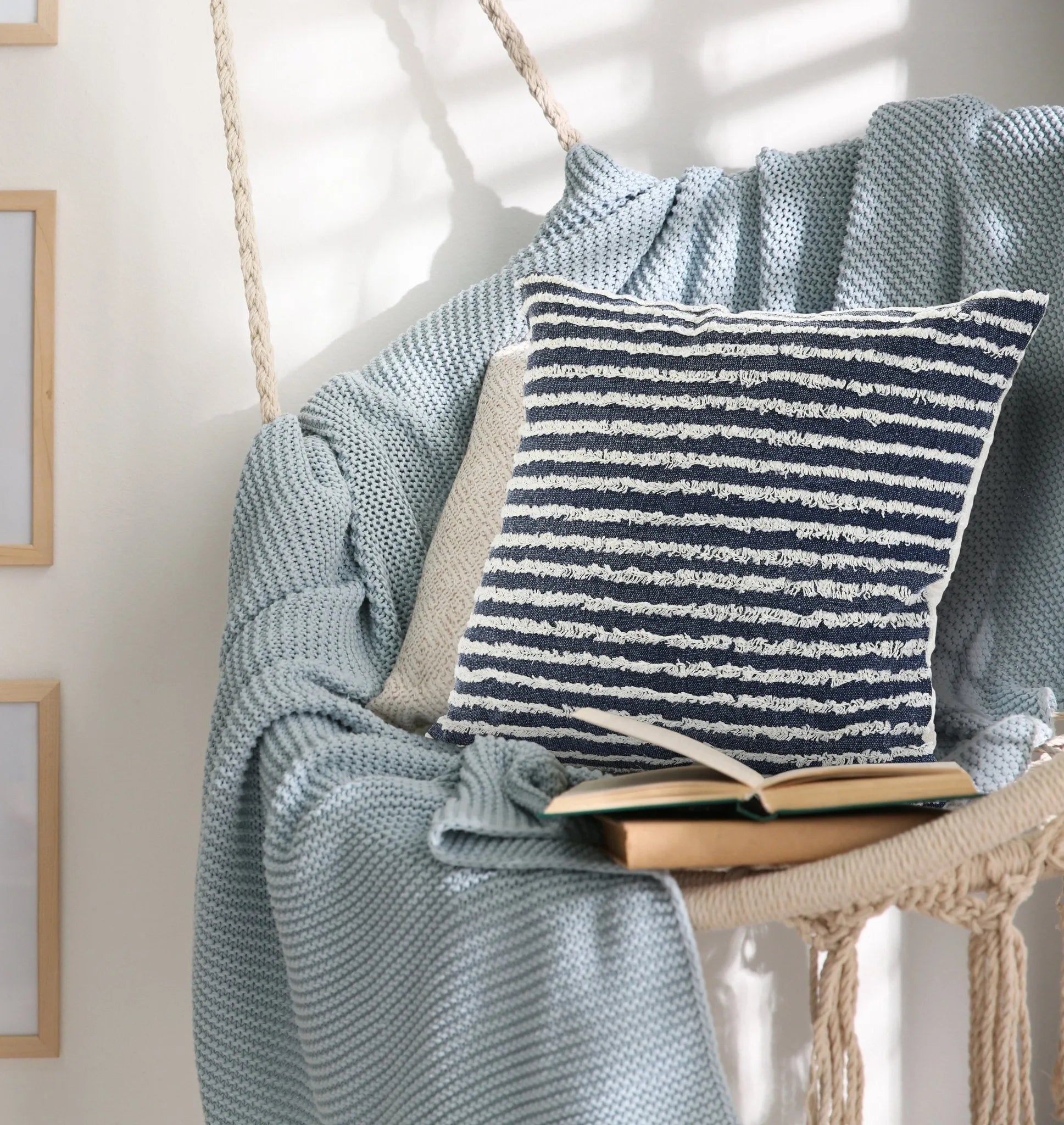 Wispy Ways Lr07708 Ensign Blue/Cream Pillow - Baconco